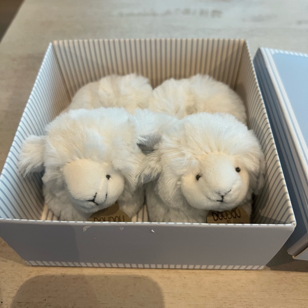BRAND NEW Doudou et Compagnie Paris Lamb Slippers Newborn in White